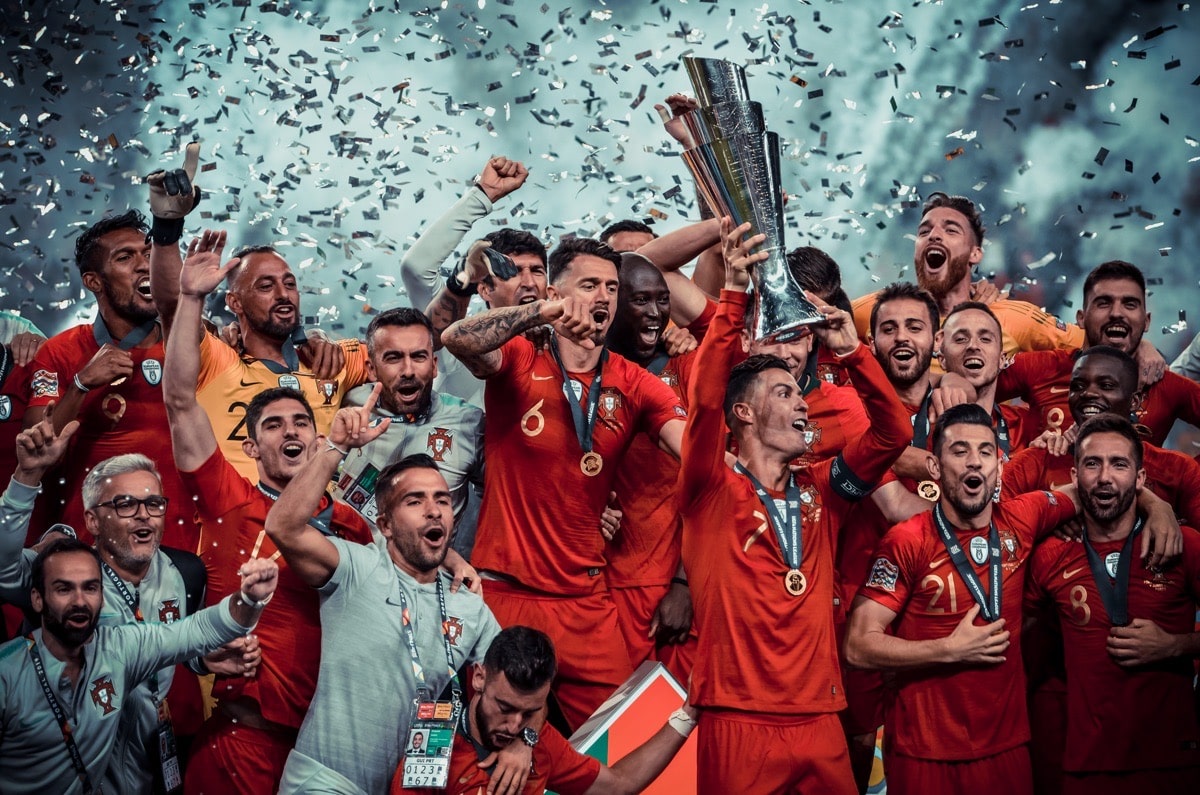 Portugals Cristiano Ronaldo und seine Mannschaftskameraden feiern den Sieg im UEFA-Nations-League-Finale 2019 mit der Trophäe nach dem UEFA-Nations-League-Endspiel (Copyright depositphotos.com)