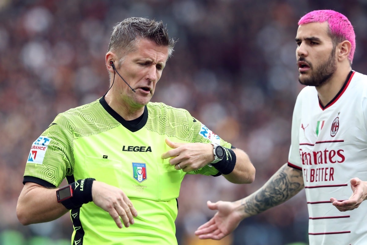 Schiedsrichter Orsato und Theo Hernandez in der Serie A 2022/2023 gegen den AS ROMA (Copyright depositphotos.com)
