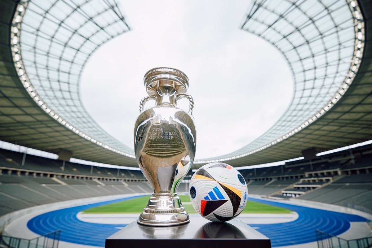 Fussballliebe EM 2024 Spielball von adidas zusammen mit dem EM-Pokal im Finalstadion, dem Olympiastadion in Berlin (Foto adidas)