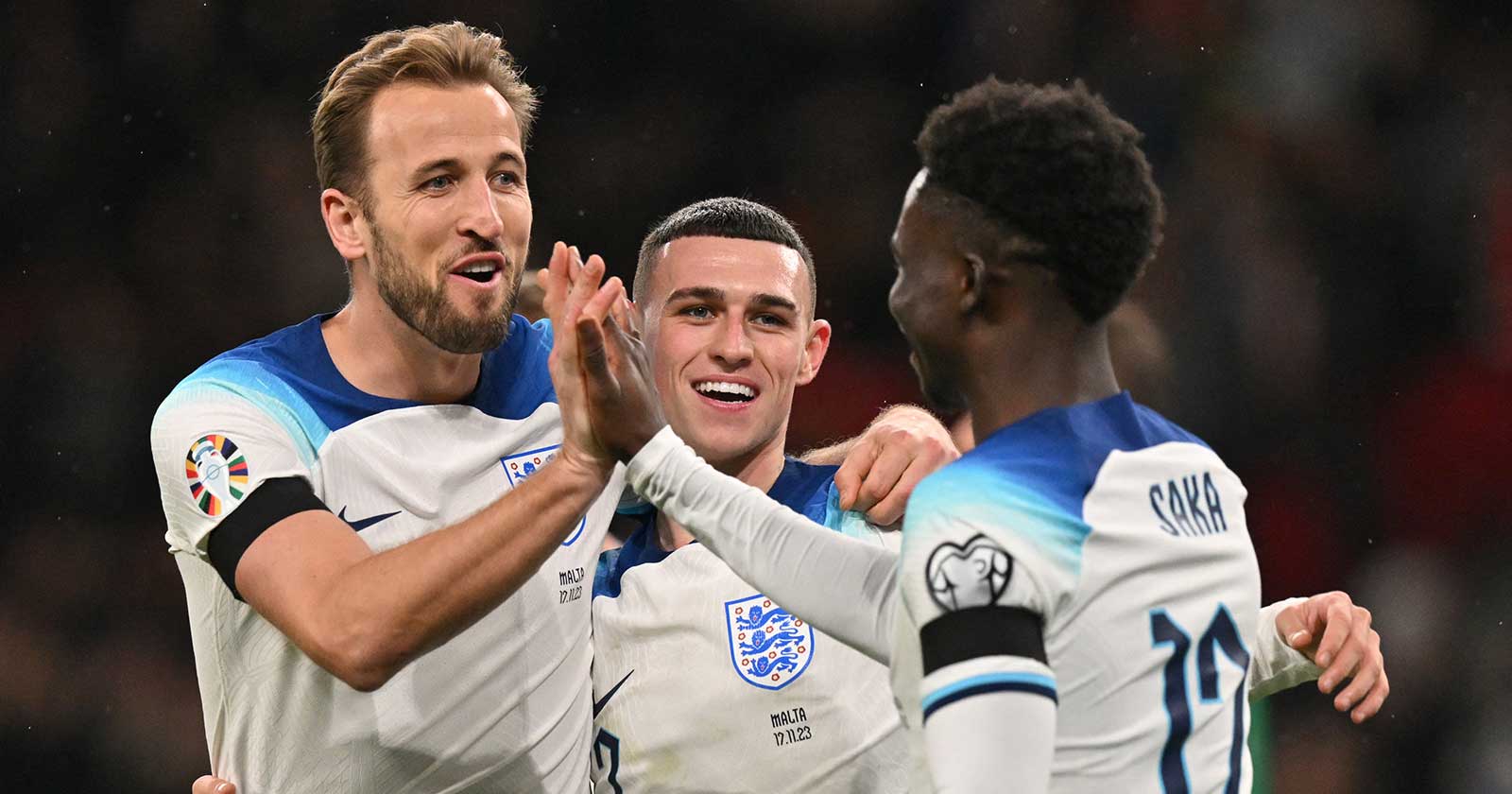 Englands Stürmer Harry Kane (L) feiert mit seinen Mannschaftskameraden, nachdem er das zweite Tor seiner Mannschaft während des Qualifikationsspiels zur UEFA Euro 2024 Gruppe C zwischen England und Malta im Wembley-Stadion im Norden Londons am 17. November 2023 erzielt hat. (Foto: Glyn KIRK / AFP)