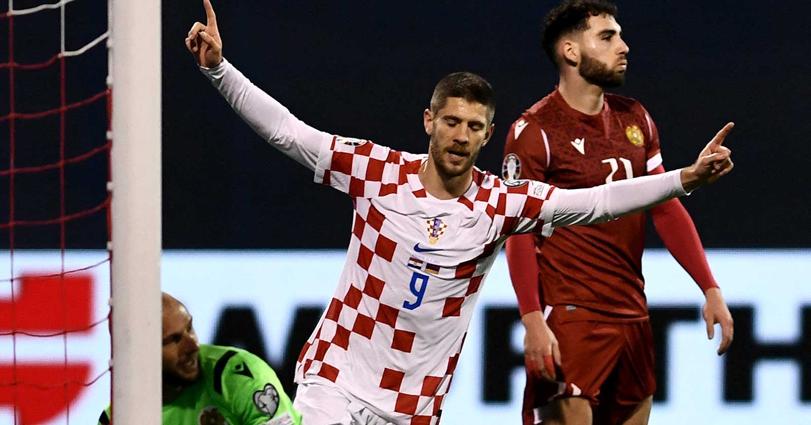 Kroatiens Andrej Kramaric (C) freut sich am 21. November 2023 über die späte EM-Teilnahme. (Foto: DENIS LOVROVIC / AFP)