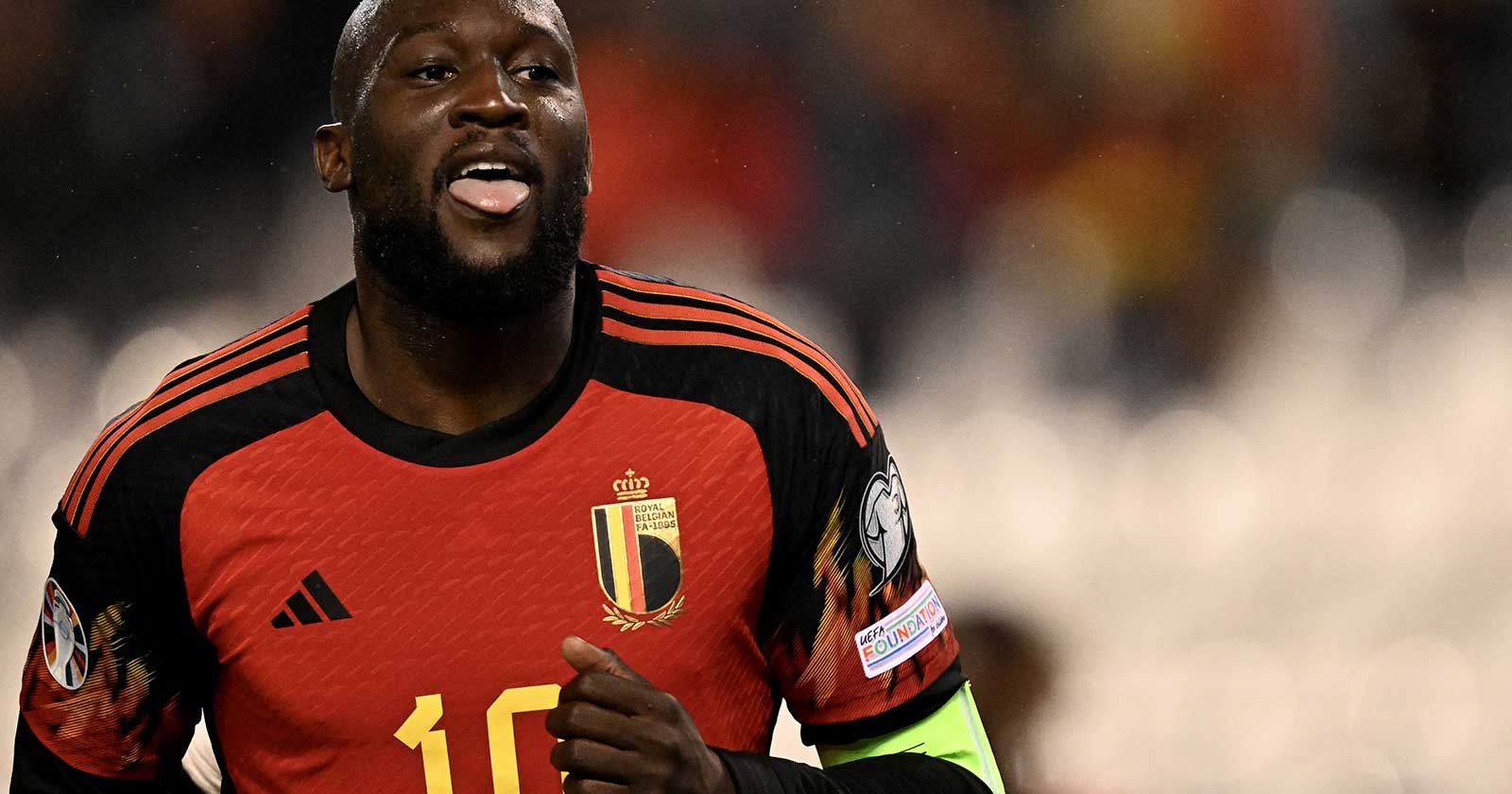 Belgiens Stürmer Nr. 10 Romelu Lukaku feiert den dritten Treffer seiner Mannschaft während des Fußballspiels der UEFA Champions League Qualifikationsgruppe F zwischen Belgien und Aserbaidschan im König-Baudouin-Stadion in Brüssel am 19. November 2023. (Foto: JOHN THYS / AFP)