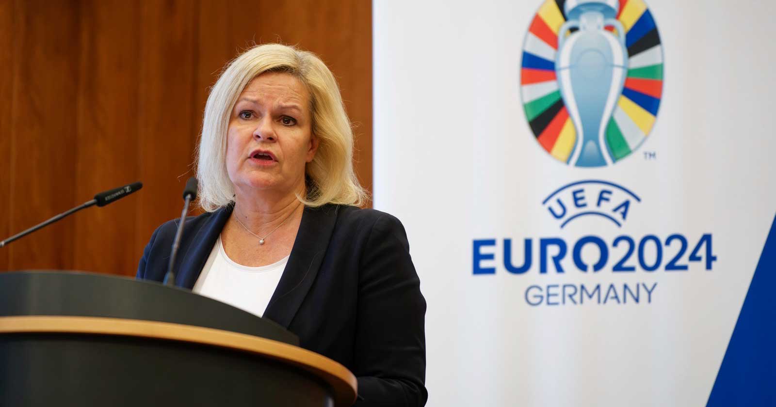 Stellvertretend für die Bundesregierung haben heute Bundesinnenministerin und Sportministerin Nancy Faeser und Bundesarbeitsminister Hubertus Heil die Menschenrechtserklärung für die Fußball-Europameisterschaft UEFA EURO 2024 unterzeichnet. © @BMI / Henning Schacht