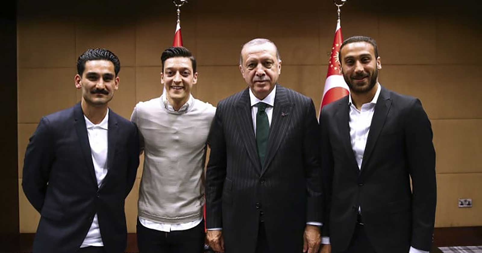Bild vom 13.Mai 2018 mit den beiden deutschen Nationalspieler Ilkay Gündogan und Mesut Özil sowie der türkische Nationalspieler Cenk Tosun (R) und dem türkischen Präsidenten Tayyip Erdogan und übergaben ihm jeweils ein Trikot. / AFP PHOTO / TURKISH PRESIDENTIAL PRESS SERVICE / KAYHAN OZER /