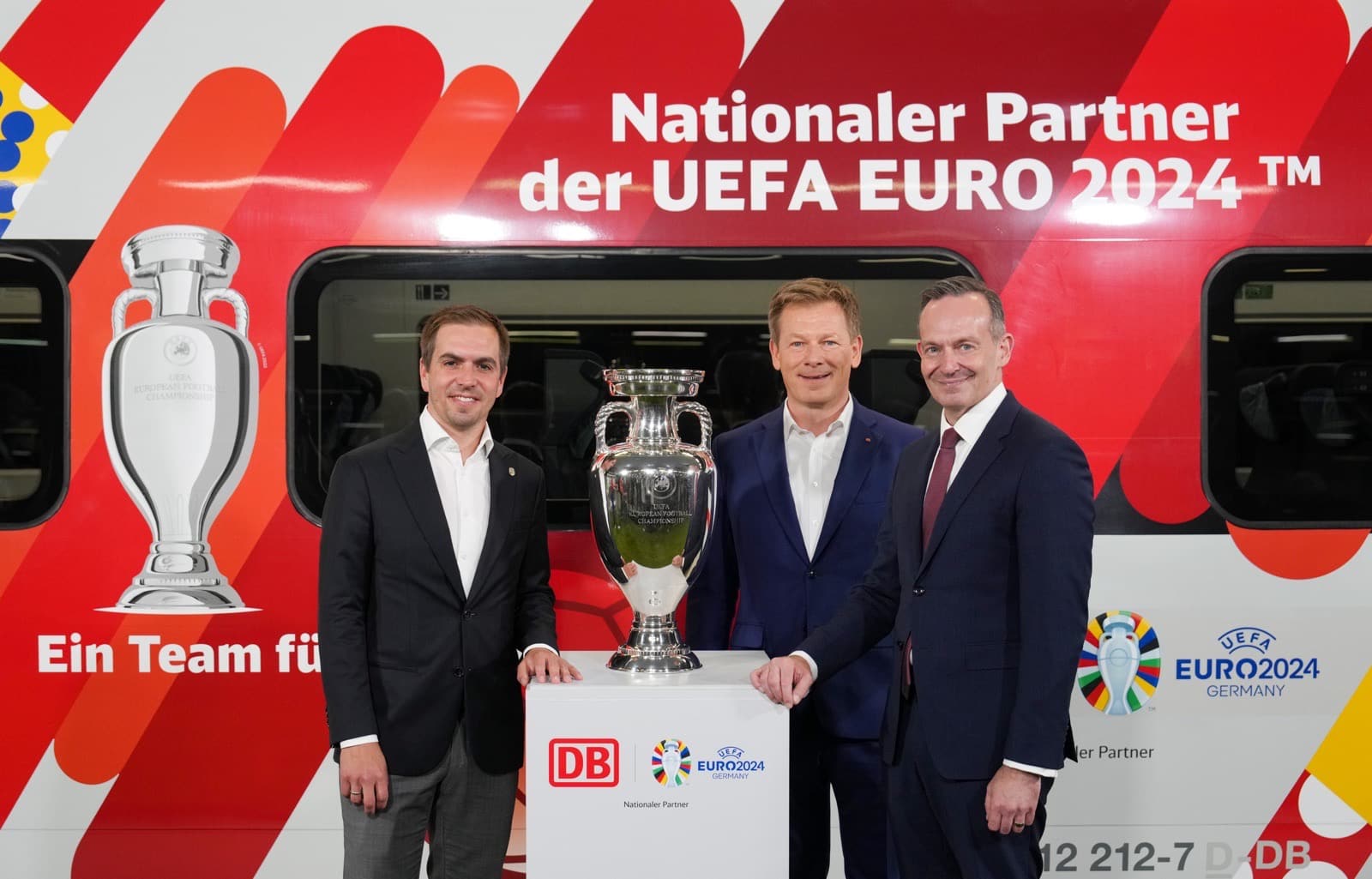 Philipp Lahm, Turnierdirektor der UEFA EURO 2024™; Dr. Richard Lutz, Vorstandsvorsitzer DB AG und Dr. Volker Wissing; Bundesminister für Digitales und Verkehr verkündigen die Partnerschaft zwischen der Deutschen Bahn und der UEFA EURO 2024™ (Copyright Oliver Lang)