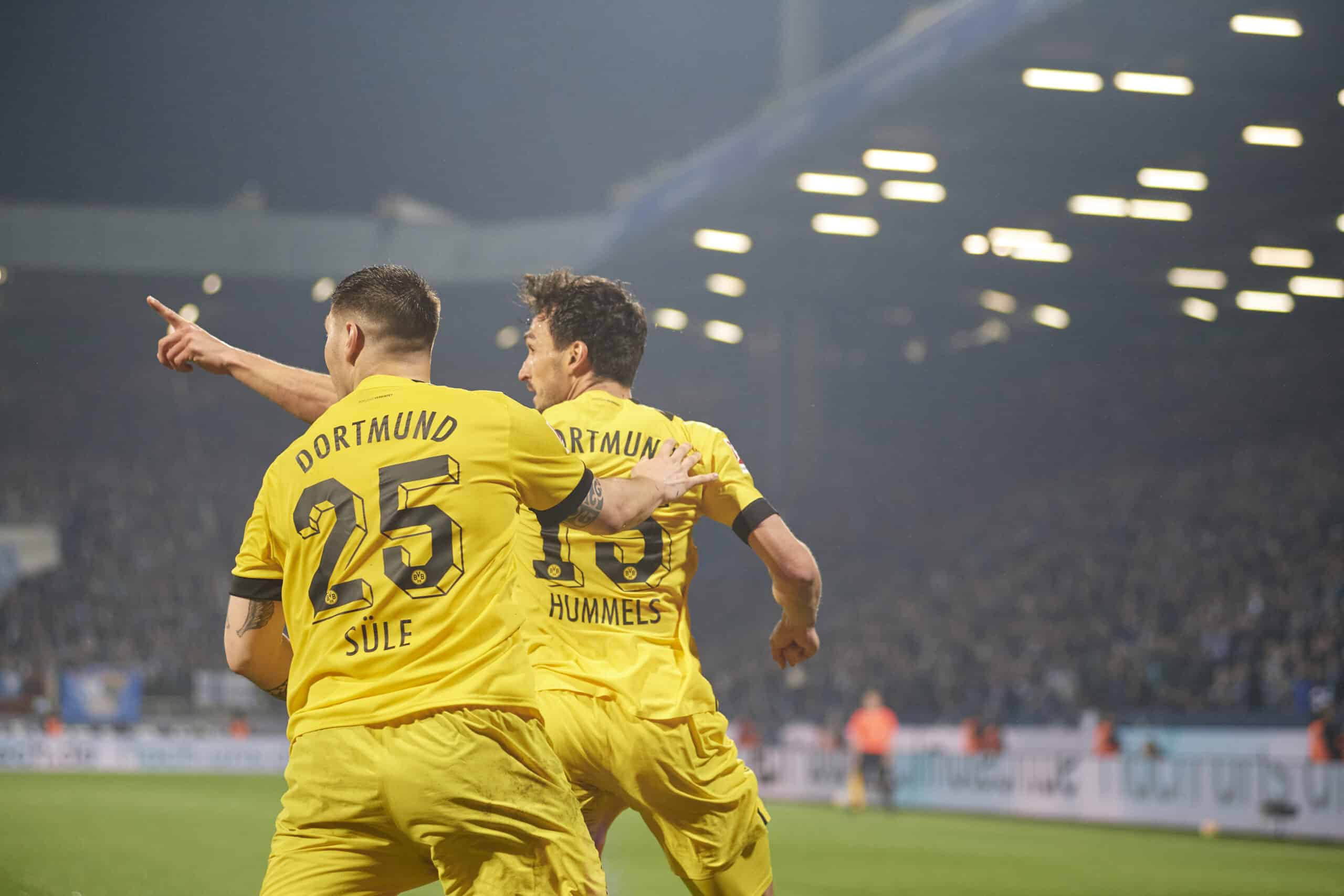 Mats Hummels und Niklas Süle beim Fußballspiel der Bundesliga VfL Bochum 1848 gegen Borussia Dortmund im Vonovia Ruhrstadion (Foto Depositphotos.com)