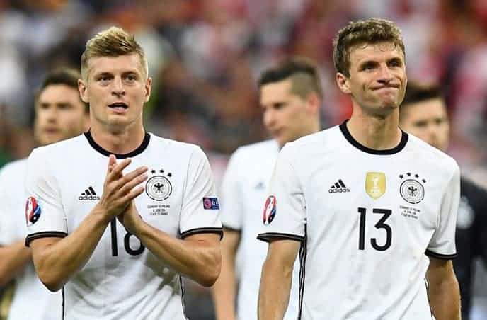 Toni Kroos und Thomas Müller zusammen nach dem Aus im EM-Halbfinale 2016 (Foto AFP)