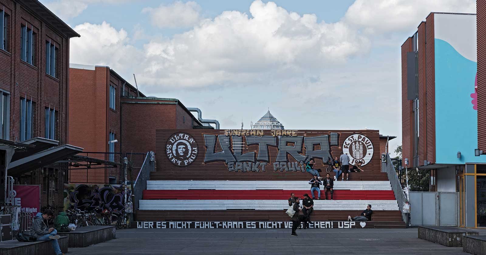 Public Viewing in Hamburg: Fanzone & Volksparkstadion – Treffpunkt für Fußballfans - Treppe neben der alten Rindermarkthalle, st. pauli, hamburg — Foto von Lesniewski Depositphotos.com