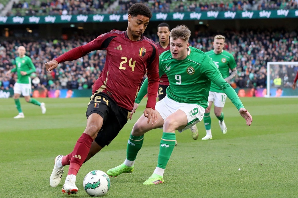 Im neuen Belgien Heimtrikot 2024 von Adidas! Der belgische Verteidiger (Nr. 24) Koni De Winter (L) und der irische Stürmer (Nr. 09) Evan Ferguson (R) während des Freundschaftsspiels zwischen der Republik Irland und Belgien am 23. März 2024. (Foto: PAUL FAITH / AFP)