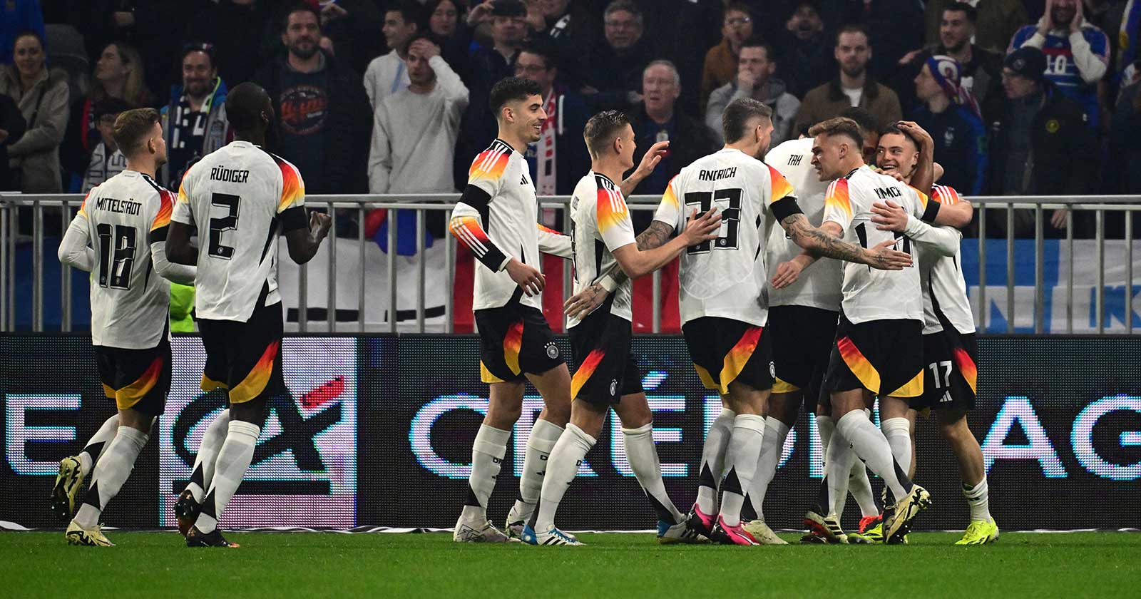 Deutsche Spieler feiern ihr erstes Tor während des Freundschaftsspiels zwischen Frankreich und Deutschland im Groupama-Stadion in Decines-Charpieu, in der Nähe von Lyon, am 23. März 2024. (Foto: Olivier CHASSIGNOLE / AFP)