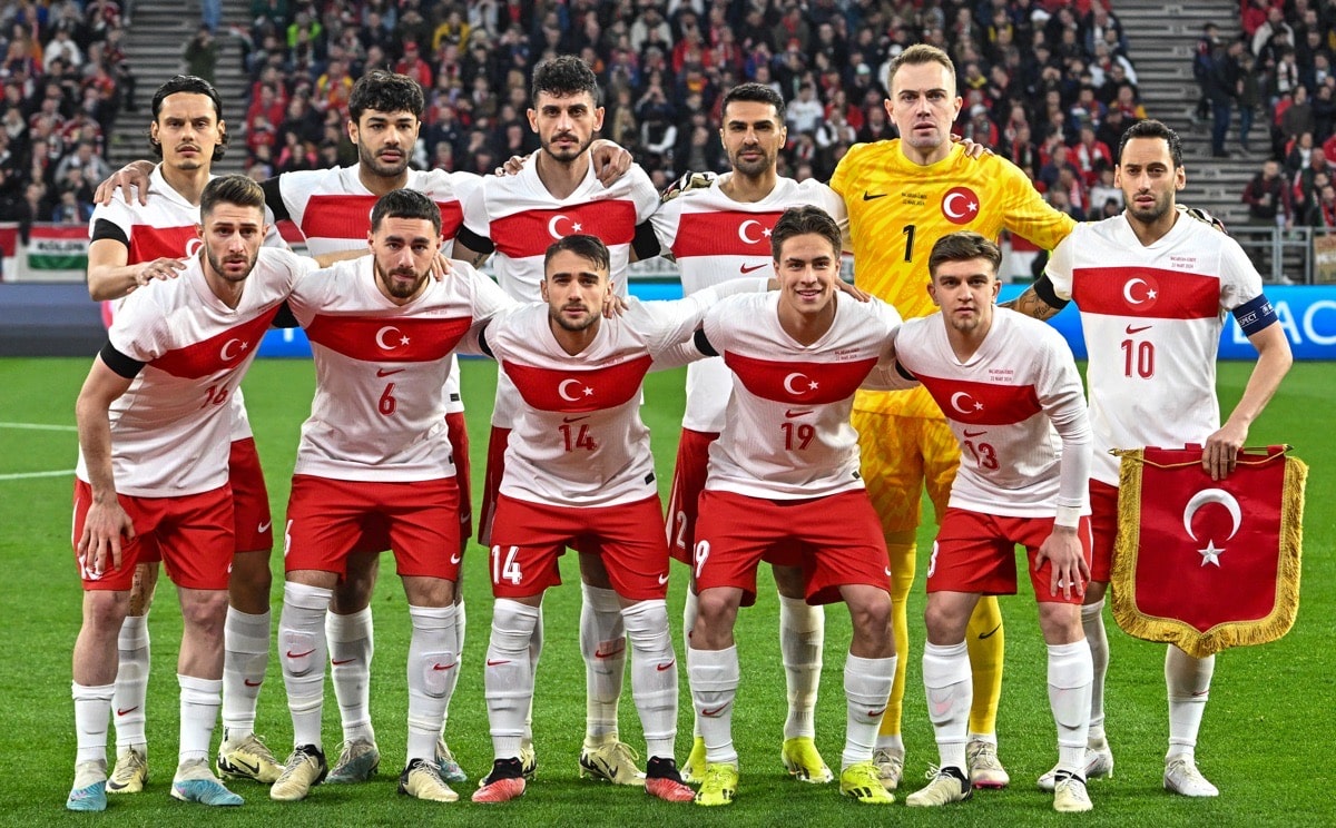Die türkischen Spieler stellen sich vor dem Freundschaftsspiel zwischen Ungarn und der Türkei in Budapest, Ungarn, am 22. März 2024 für ein Mannschaftsfoto auf: (1. Reihe, L-R) Türkischer Mittelfeldspieler Ismail Yuksek, türkischer Mittelfeldspieler Orkun Kokcu, türkischer Verteidiger Yunus Akgun, türkischer Verteidiger Kenan Yildiz und türkischer Mittelfeldspieler Ridvan Yilmaz; (Reihe hinten, L-R) Türkischer Stürmer Enes Unal, türkischer Verteidiger Ozan Kabak, türkischer Verteidiger Samet Akaydin, türkischer Verteidiger Zeki Celik, türkischer Torhüter Mert Gunok und türkischer Mittelfeldspieler Hakan Calhanoglu. (Foto: ATTILA KISBENEDEK / AFP)