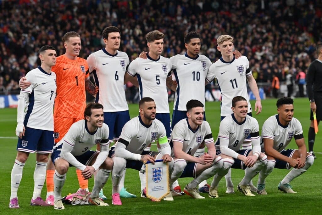 England im neuen nike Heimtrikot: (hintere Reihe L-R) Englands Mittelfeldspieler #07 Phil Foden, Englands Torhüter #01 Jordan Pickford, Englands Verteidiger #06 Harry Maguire, Englands Verteidiger #05 John Stones, Englands Mittelfeldspieler #10 Jude Bellingham und Englands Mittelfeldspieler #11 Anthony Gordon, (vordere Reihe L-R) Englands Verteidiger #03 Ben Chilwell, Englands Verteidiger Nr. 02, Kyle Walker, Englands Mittelfeldspieler Nr. 04, Declan Rice, Englands Mittelfeldspieler Nr. 08, Conor Gallagher, und Englands Stürmer Nr. 09, Ollie Watkins, posieren für ein Mannschaftsfoto vor dem Freundschafts-Länderspiel zwischen England und Brasilien im Wembley-Stadion im Norden Londons am 23. März 2024. (Foto von Glyn KIRK / AFP)