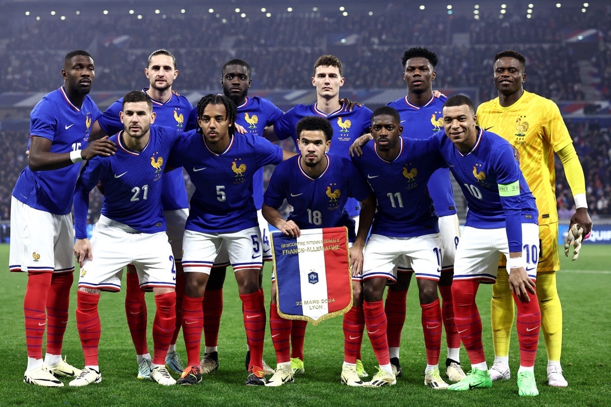 Frankreichs Spieler im neuen Frankreich Heimtrikot vor dem Freundschaftsspiel zwischen Frankreich und Deutschland im Groupama-Stadion von Lyon, am 23. März 2024. (Foto: FRANCK FIFE / AFP)