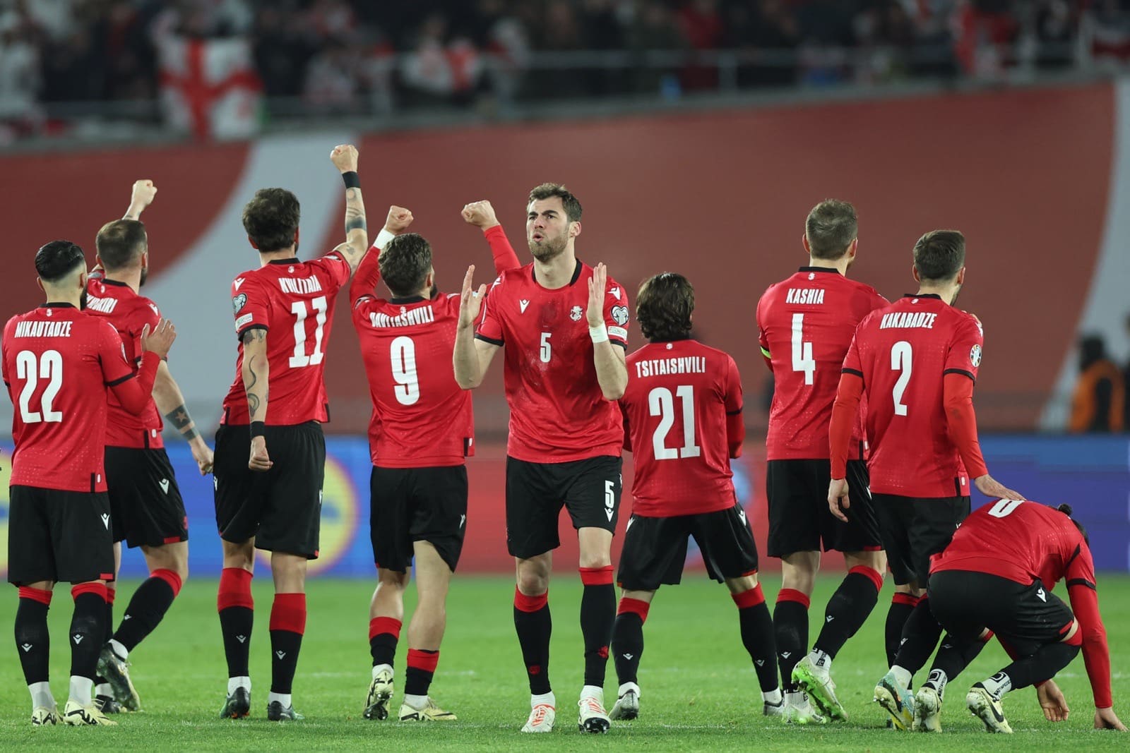 EM-Qualifikation geschafft! Georgiens Spieler jubeln während des Elfmeterschießens beim Fußballspiel der UEFA EURO 2024-Qualifikation zwischen Georgien und Griechenland in Tiflis am 26. März 2024. (Foto: Giorgi ARJEVANIDZE / AFP)