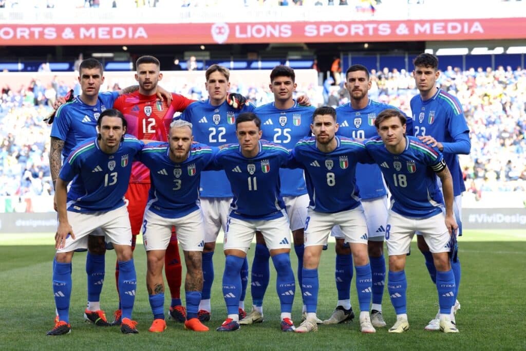 Das neue Italien EM Trikot 2024 von Adidas vor dem internationalen Freundschaftsspiel zwischen Italien und Ecuador in der Red Bull Arena in Harrison, New Jersey, am 24. März 2024. (Foto von Charly TRIBALLEAU / AFP)