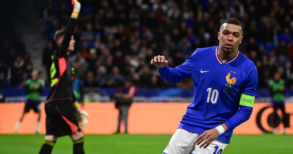 Frankreichs Stürmer Nr. 10, Kylian Mbappe (R) im neuen Frankreich Heimtrikot 2024 von Nike beim Freundschaftsspiel zwischen Frankreich und Deutschland am 23. März 2024 (Foto: Olivier CHASSIGNOLE / AFP)