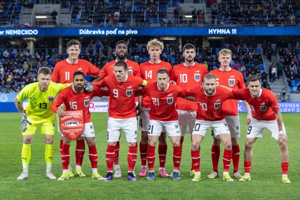 Österreichs Spieler posieren im neuen Heimtrikot EM 2024 für das Mannschaftsfoto vor dem Freundschaftsspiel zwischen der Slowakei und Österreich in Bratislava, Slowakei, am 23. März 2024: (erste Reihe, L-R): Torhüter Patrick Pentz, Verteidiger Philipp Mwene, Stürmer Marcel Sabitzer, Verteidiger Stefan Lainer, Mittelfeldspieler Konrad Laimer und Mittelfeldspieler Christoph Baumgartner; (Reihe hinten, L-R): Österreichs Stürmer Michael Gregoritsch, Verteidiger Kevin Danso, Verteidiger Leopold Querfeld, Mittelfeldspieler Florian Grillitsch und Mittelfeldspieler Nicolas Seiwald. (Foto: TOMAS BENEDIKOVIC / AFP)
