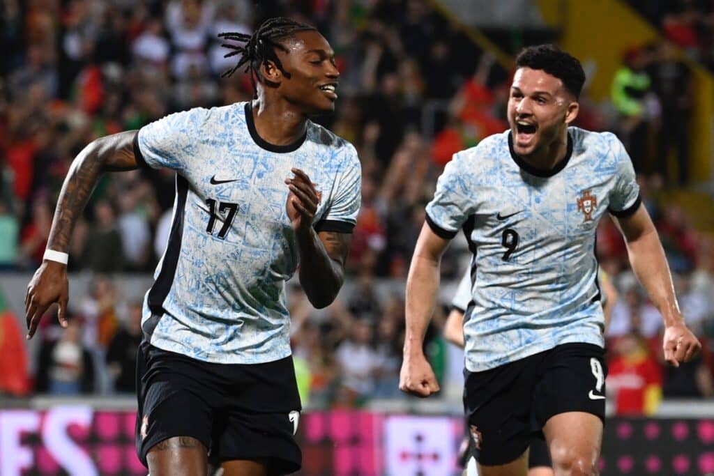 Im neuen Auswärtstrikot von Portugal: Stürmer #17 Rafael Leao feiert den Führungstreffer während des internationalen Freundschaftsspiels zwischen Portugal und Schweden im Stadion Dom Afonso Henriques in Guimaraes, am 21. März 2024. (Foto: MIGUEL RIOPA / AFP)