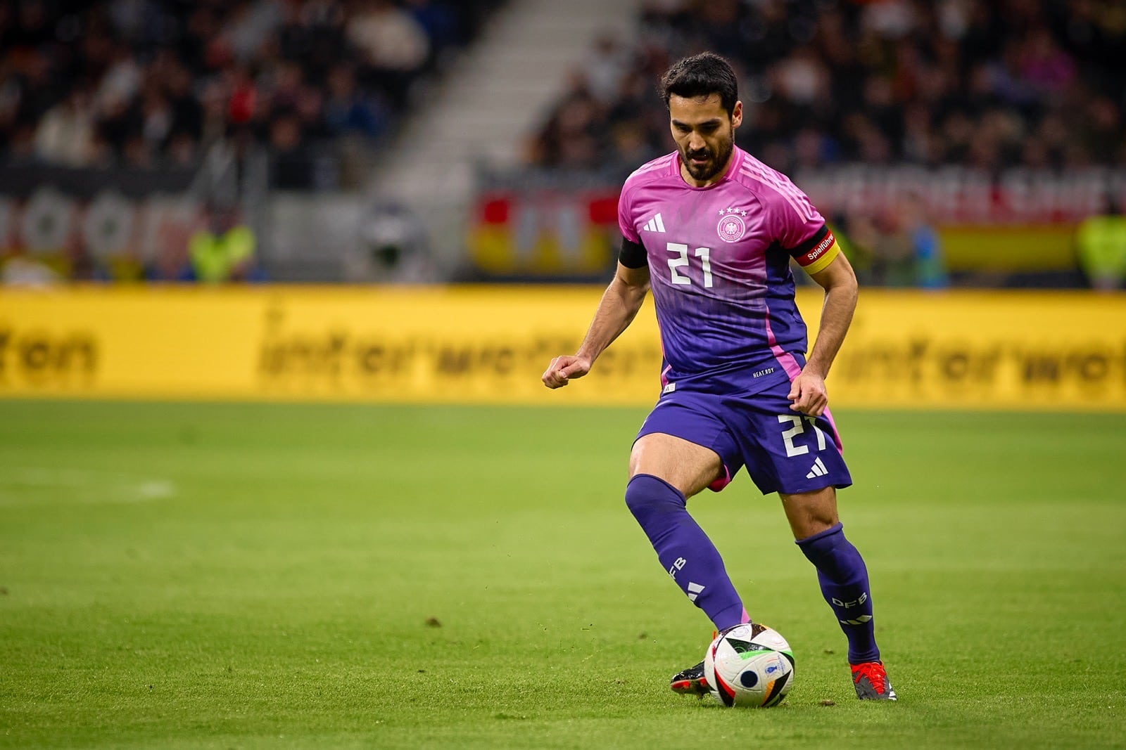 İlkay Guendogan im neuen DFB Away Trikot 2024 gegen die Niederlande im Mäörz 2024 (Foto Depositphotos.com)