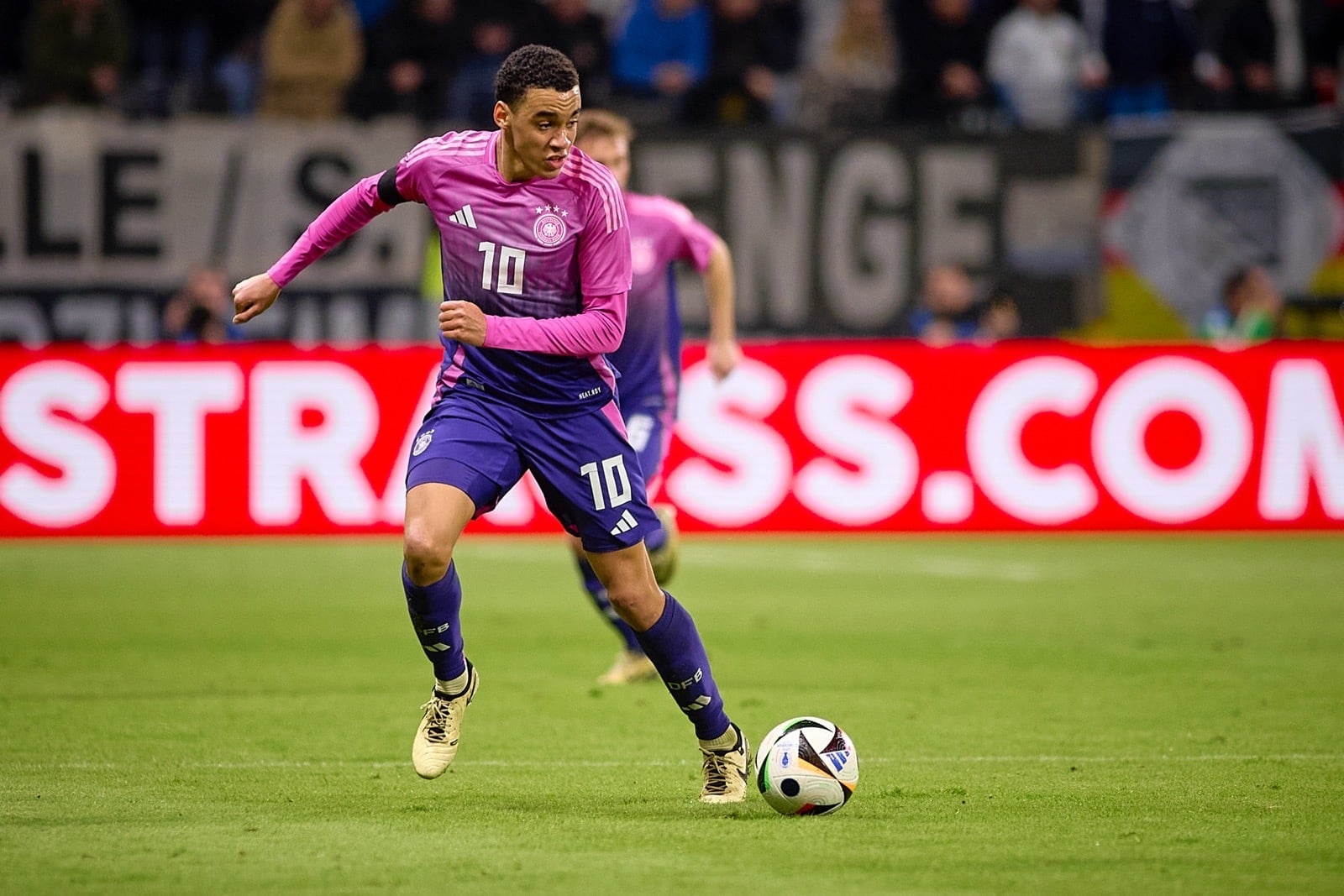 Jamal Musiala im neuen DFB Trikot Away beim Länderspiel im März 2024 gegen die Niederlande (Depositphotos.com)
