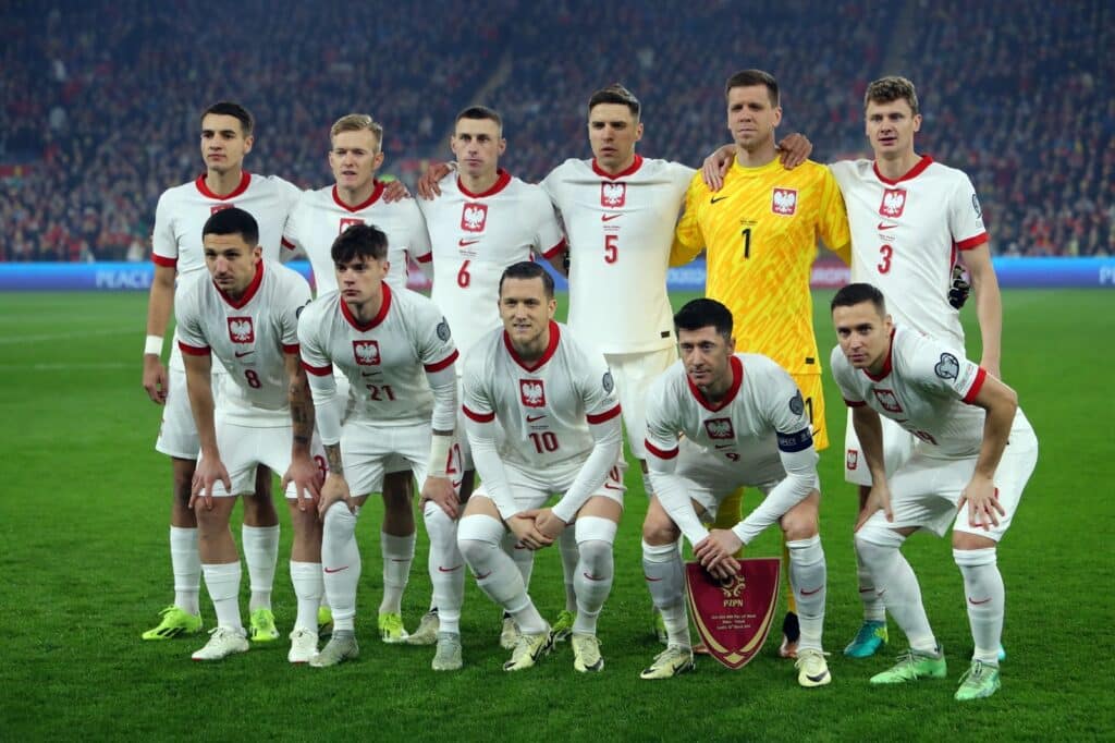 Die polnische Nationalmannschaft im neuen EM-Trikot 2024 gegen Wales am 26.März 2024. (Photo by Geoff Caddick / AFP)