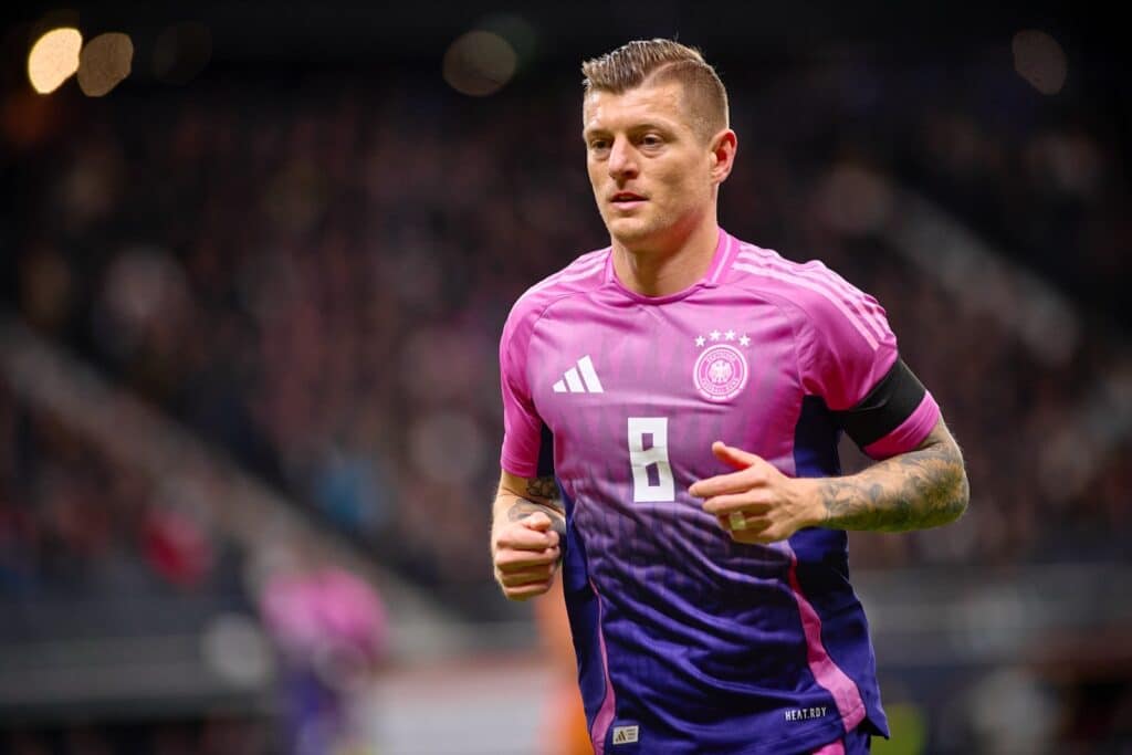 Toni Kroos im neuen DFB Trikot Away beim Länderspiel im März 2024 gegen die Niederlande (Depositphotos.com)
