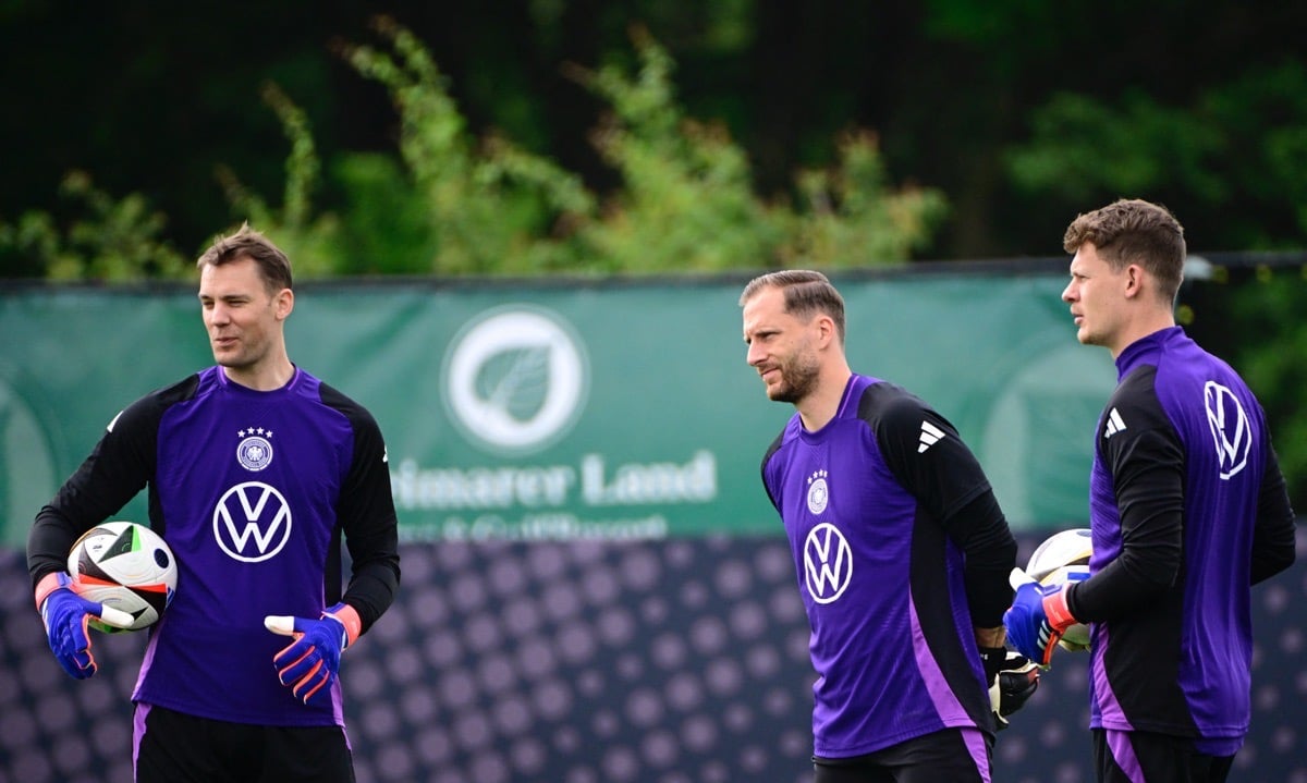 (L-R) Torhüter Manuel Neuer, Oliver Baumann und Alexander Nübel bei einer Trainingseinheit der deutschen Fußballnationalmannschaft in Blankenhain, Ostdeutschland, am 31. Mai 2024, in Vorbereitung auf die UEFA EURO 2024. (Foto: Tobias SCHWARZ / AFP)