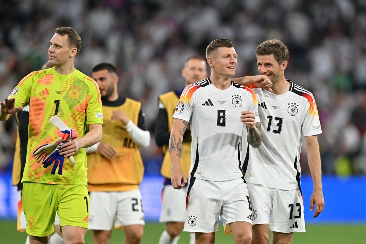 Manuel Neuer, Toni Kroos und Thomas Müller feiern nach dem Sieg im UEFA-Euro-2024-Fußballspiel der Gruppe A zwischen Deutschland und Schottland am 14. Juni 2024 in der Münchener Fußball-Arena in München. (Foto: MIGUEL MEDINA / AFP)