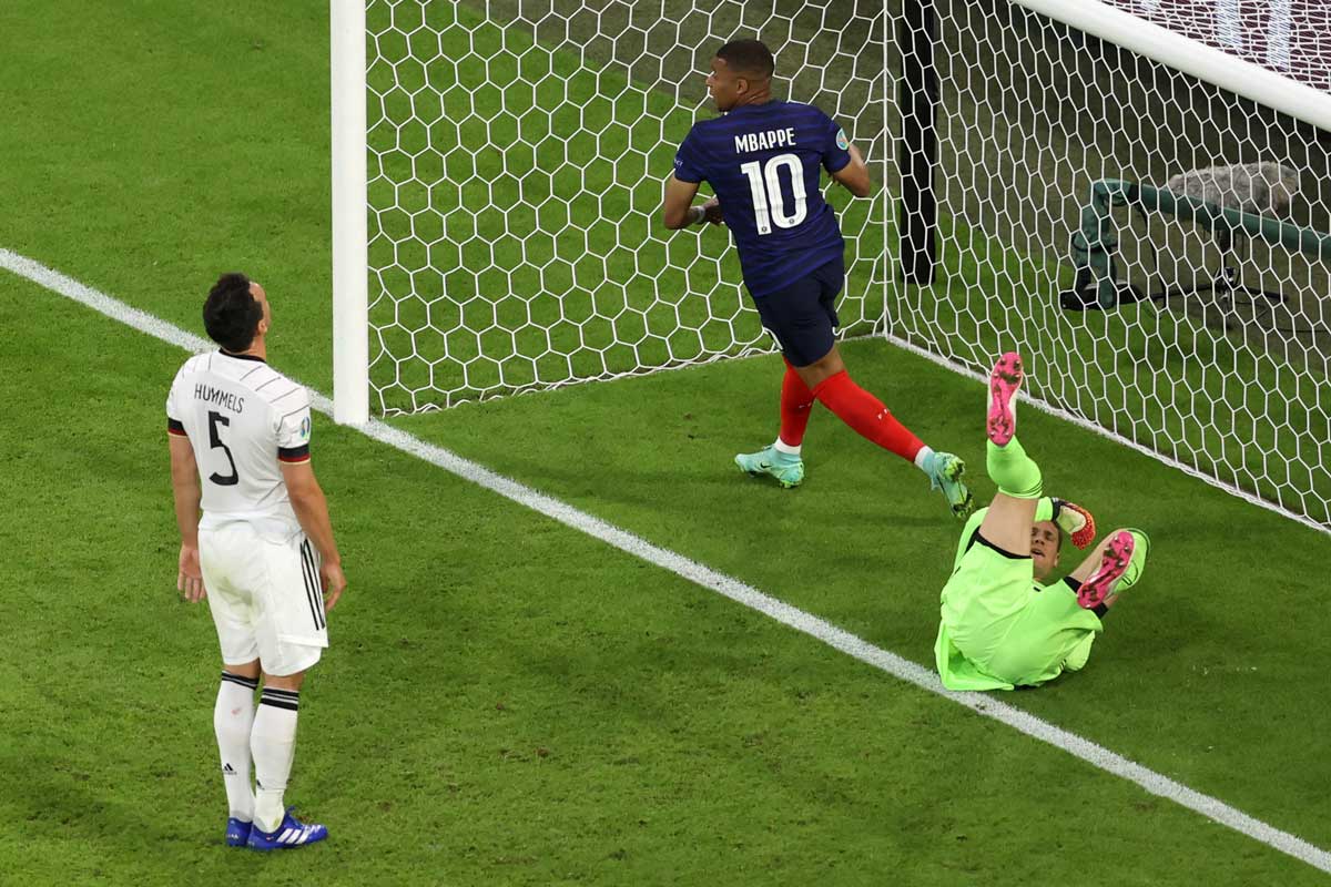 Der deutsche Verteidiger Mats Hummels (L), nachdem er den Ball während des Fußballspiels der UEFA EURO 2020 Gruppe F zwischen Frankreich und Deutschland in der Allianz Arena in München am 15. Juni 2021 ins eigene Netz abgefälscht hat. (Foto: ALEXANDER HASSENSTEIN / POOL / AFP)