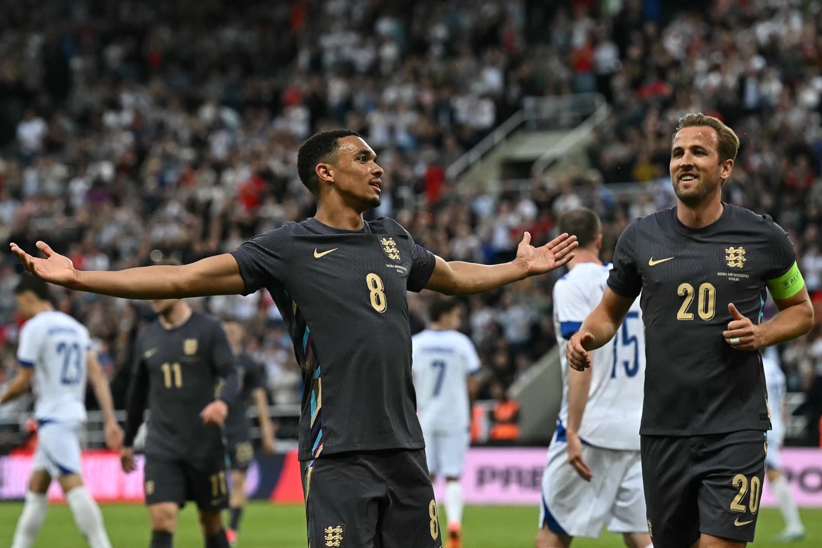 Englands Verteidiger (Nr. 08) Trent Alexander-Arnold (L) feiert mit Englands Stürmer (Nr. 20) Harry Kane den zweiten Treffer der Mannschaft während des internationalen Freundschaftsspiels zwischen England und Bosnien-Herzegowina im St. James' Park in Newcastle-upon-Tyne, Nordostengland, am 3. Juni 2024. (Foto von Paul ELLIS / AFP)