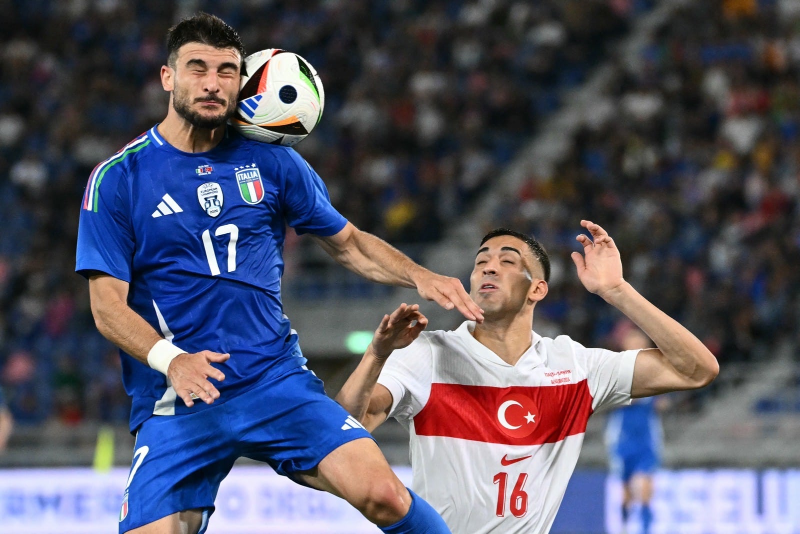 Italiens Stürmer (Nr. 17) Riccardo Orsolini kämpft mit dem türkischen Verteidiger (Nr. 16) Mert Muldur um den Ball während des internationalen Freundschaftsspiels zwischen Italien und der Türkei im Rahmen der Vorbereitung auf die UEFA-Europameisterschaft 2024 am 4. Juni 2024 im Dall'Ara-Stadion in Bologna. (Foto: Alberto PIZZOLI / AFP)