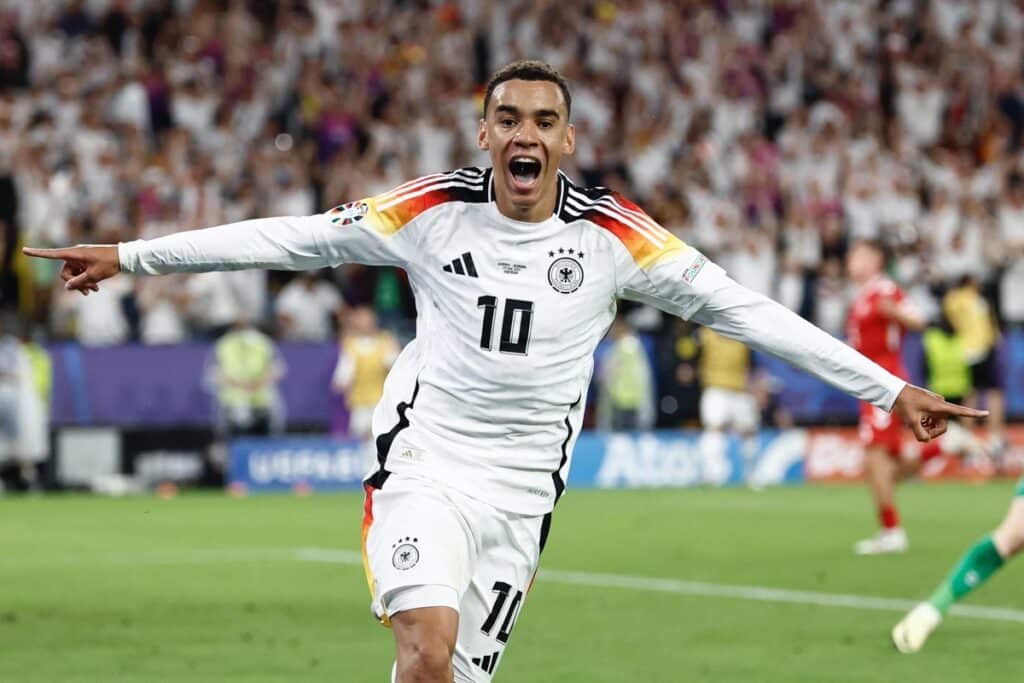 Jamal Musiala feiert sein Tor zum 2:0 gegen Dänemark im EM-achtelfinale (Photo by KENZO TRIBOUILLARD / AFP)