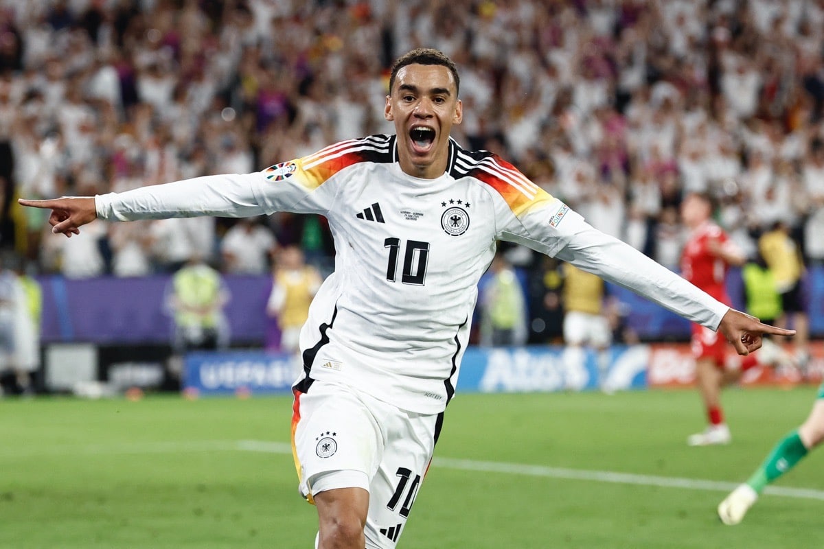 Jamal Musiala feiert sein Tor zum 2:0 gegen Dänemark im EM-achtelfinale (Photo by KENZO TRIBOUILLARD / AFP)