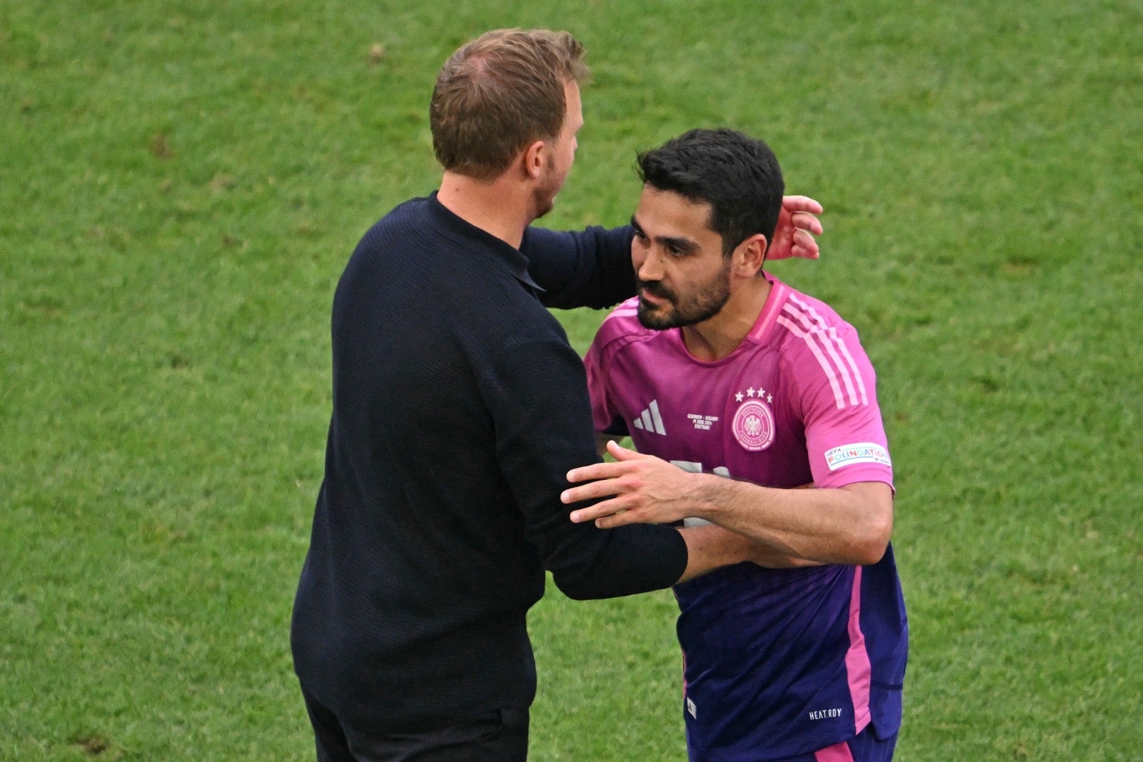 Bundestrainer Julian Nagelsmann bei der Auswechselung von DFB-Kapitän Ilkay Gündoganbeim Vorrundenspiel gegen Ungarn am 19.Juni 2024 (Photo by Fabrice COFFRINI / AFP)