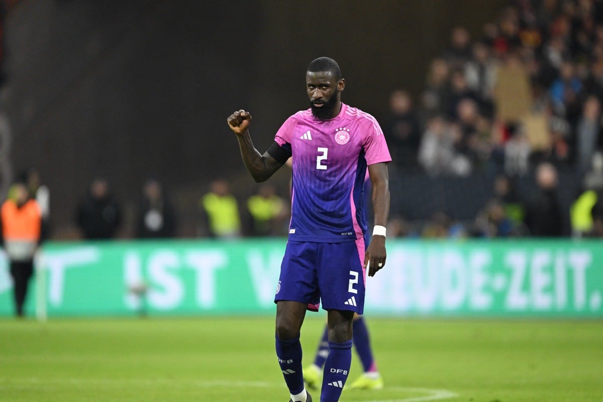 Verteidiger Antonio Rüdiger (Nr. 02) feiert nach dem Sieg im Freundschaftsspiel zwischen Deutschland und den Niederlanden am 26. März 2024 und trägt das DFB Awaytrikot 2024(Foto: INA FASSBENDER / AFP)