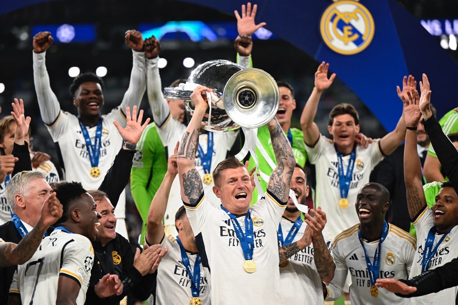 Toni Kroos, Mittelfeldspieler (Nr. 08) von Real Madrid, und die Spieler von Real Madrid heben die Trophäe und feiern ihren Sieg nach dem Endspiel der UEFA Champions League zwischen Borussia Dortmund und Real Madrid im Wembley-Stadion in London am 1. Juni 2024. (Foto: INA FASSBENDER / AFP)